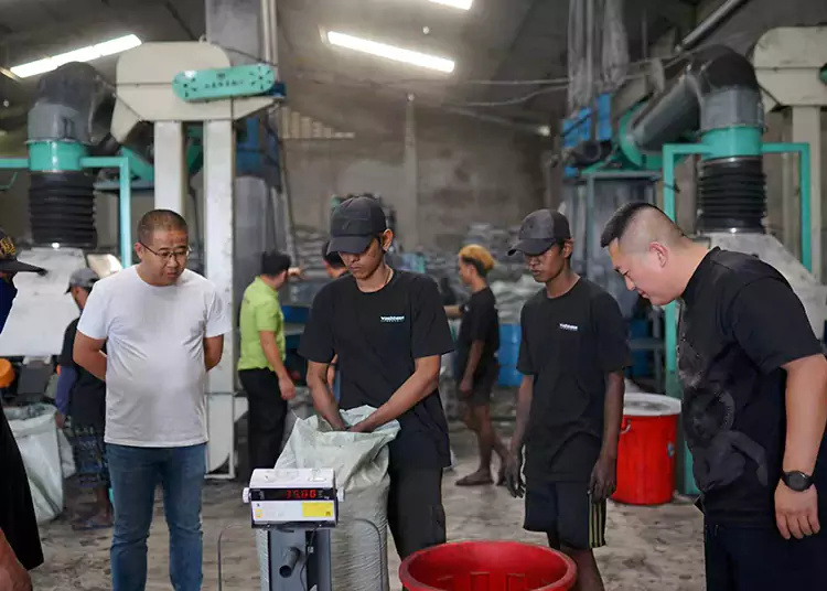 Lawatan Kilang Mendalam Pelanggan Indonesia untuk Karbon Aktif Tempurung Kelapa: Menyaksikan Kekuatan Pengeluaran dan Keikhlasan Kerjasama